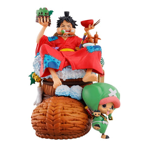 MONKEY D. LUFFY RECOSTADO SOBRE CESTA COMIENDO AL LADO DE CHOPPER ONE PIECE MEGAHOUSE