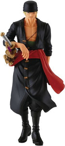 ZORO CAMINANDO CON TRAJE NEGRO Y MANO IZQUIERDA SOBRE CATANA BLANCA BANPRESTO