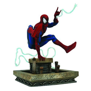 SPIDERMAN BALANCEÁNDOSE SOBRE CHIMENEA MARVEL GALLERY DIAMOND SELECT