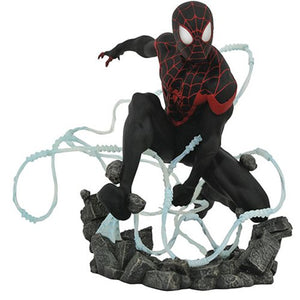 SPIDERMAN MILE MORALE CON TELA DE ARANA EN ROCAS MARVEL DIAMOND SELECT