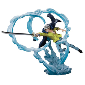 TRAFALGAR LAW ENVUELTO EN AGUA CON ESPADA EN MANO ONE PIECE BANDAI