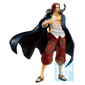 SHANKS CON CAPA NEGRA ONE PIECE BANDAI