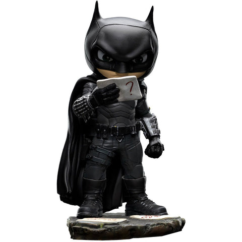 BATMAN ENMASCARADO LEYENDO MINI FIGURA IRON STUDIOS